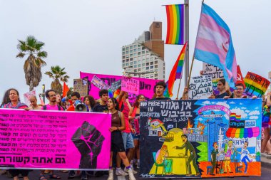 Tel Aviv, İsrail - 08 Haziran 2023: İsrail 'in Tel-Aviv kentindeki LGBTQ + topluluğunun yıllık Onur Yürüyüşü' ne katılan işgal karşıtı eylemcilere bakış