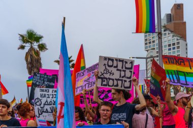 Tel Aviv, İsrail - 08 Haziran 2023: İsrail 'in Tel-Aviv kentindeki LGBTQ + topluluğunun yıllık Onur Yürüyüşü' ne katılan işgal karşıtı eylemcilere bakış