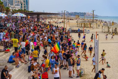Tel Aviv, İsrail - 08 Haziran 2023: İsrail 'in Tel-Aviv kentindeki yıllık LGBTQ + topluluğunun bir parçası olan plajı ve kutlama kalabalığını görmek