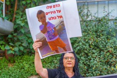 Hayfa, İsrail - 10 Haziran 2023: İşgal karşıtı işaretleri olan bir grup insan. Hayfa, İsrail 'de hükümet karşıtı gösterilerin 23. haftası