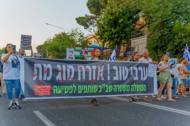 Hayfa, İsrail - 10 Haziran 2023: İşgal karşıtı işaretleri olan bir grup insan. Hayfa, İsrail 'de hükümet karşıtı gösterilerin 23. haftası