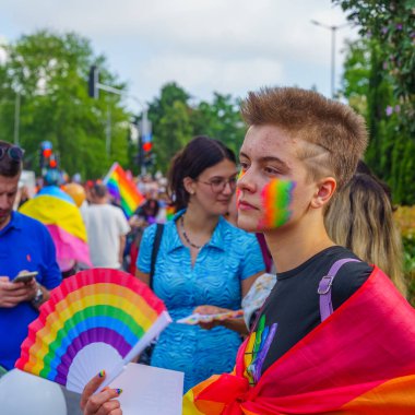 Hayfa, İsrail - 15 Haziran 2023: İsrail 'in Hayfa kentindeki LGBTQ + topluluğunun yıllık Onur Yürüyüşü' ne katılan çeşitli katılımcıların görüntüsü