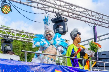 Hayfa, İsrail - 15 Haziran 2023: İsrail 'in Hayfa kentindeki yıllık LGBTQ + topluluğunun Onur Yürüyüşü' nde bir kamyonda dans eden Drag Queen 'lerin görüntüsü