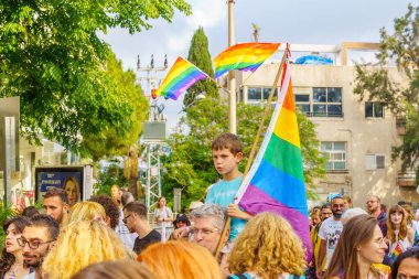 Hayfa, İsrail - 15 Haziran 2023: İsrail 'in Hayfa kentindeki her yıl düzenlenen LGBTQ + topluluğunun Onur Yürüyüşü' ne katılan çeşitli katılımcıların görüntüsü