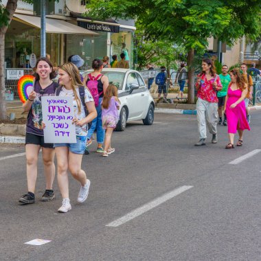 Hayfa, İsrail - 15 Haziran 2023: İsrail 'in Hayfa kentindeki her yıl düzenlenen LGBTQ + topluluğunun Onur Yürüyüşü' ne çeşitli işaretlerle katılan katılımcıların görüntüsü