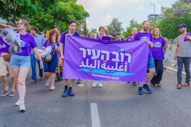Hayfa, İsrail - 15 Haziran 2023: İsrail 'in Hayfa kentindeki her yıl düzenlenen LGBTQ + topluluğunun Onur Yürüyüşü' ne çeşitli işaretlerle katılan katılımcıların görüntüsü