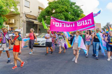 Hayfa, İsrail - 15 Haziran 2023: İsrail 'in Hayfa kentindeki her yıl düzenlenen LGBTQ + topluluğunun Onur Yürüyüşü' ne çeşitli işaretlerle katılan katılımcıların görüntüsü