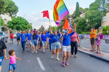 Hayfa, İsrail - 15 Haziran 2023: İsrail 'in Hayfa kentindeki her yıl düzenlenen LGBTQ + topluluğunun Onur Yürüyüşü' ne katılan çeşitli katılımcıların görüntüsü
