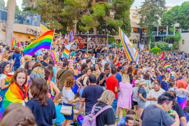 Hayfa, İsrail - 15 Haziran 2023: İsrail 'in Hayfa kentindeki her yıl düzenlenen LGBTQ + cemaatinin Onur Yürüyüşü Partisi' nde kalabalık ve sahne gösterisi