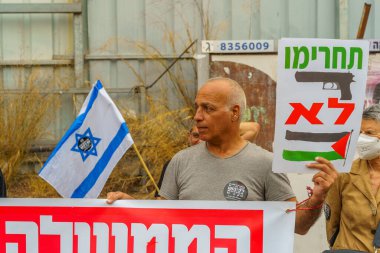 Hayfa, İsrail - 17 Haziran 2023: İşgal karşıtı işaretleri olan bir grup insan. Hayfa, İsrail 'de 24 haftalık hükümet karşıtı protesto