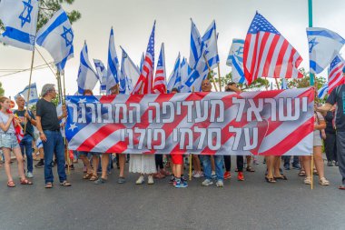 Hayfa, İsrail - 17 Haziran 2023: İnsanlar bayraklar ve çeşitli işaretlerle yürüyor. Hayfa, İsrail 'de 24 haftalık hükümet karşıtı protesto