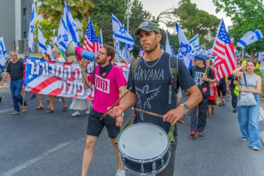 Hayfa, İsrail - 17 Haziran 2023: İnsanlar bayraklar ve çeşitli işaretlerle yürüyor. Hayfa, İsrail 'de 24 haftalık hükümet karşıtı protesto