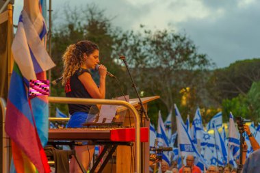 Hayfa, İsrail - 17 Haziran 2023: Protesto lideri Rotem Perelman - Farhi, İsrail 'in Hayfa kentinde anti-demokratik olduğunu iddia eden yeni hükümetin planlarını protesto etmek amacıyla kalabalığa seslendi.