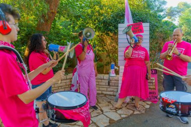 Hayfa, İsrail - 24 Haziran 2023: İnsanlar homofobik gösteriler sergiliyor. Hayfa, İsrail 'de 25 haftalık hükümet karşıtı protesto