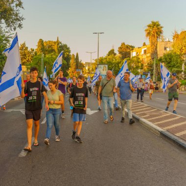 Hayfa, İsrail - 24 Haziran 2023: İnsanlar bayraklar ve çeşitli işaretlerle yürüyor. Hayfa, İsrail 'de 25 haftalık hükümet karşıtı protesto