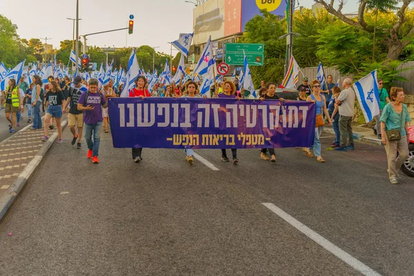 Haifa Israël Juni 2023 Mensen Marcheren Met Vlaggen Verschillende Borden — Stockfoto