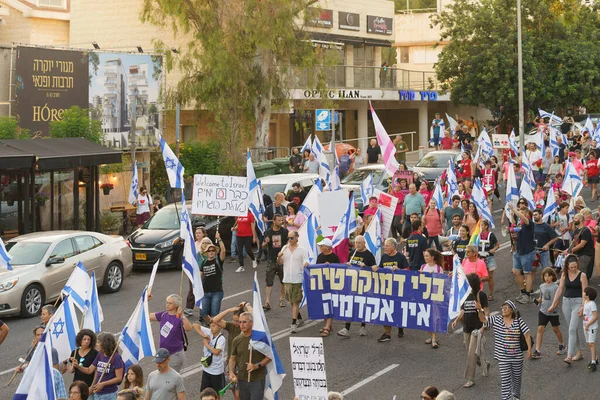 Haifa Israël Juni 2023 Mensen Marcheren Met Vlaggen Verschillende Borden — Stockfoto