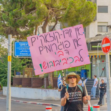 Hayfa, İsrail - 01 Temmuz 2023: İşgal karşıtı işaretleri olan bir grup insan. Hayfa, İsrail 'de 26 haftalık hükümet karşıtı protesto