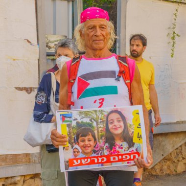 Hayfa, İsrail - 01 Temmuz 2023: İşgal karşıtı işaretleri olan bir grup insan. Hayfa, İsrail 'de 26 haftalık hükümet karşıtı protesto