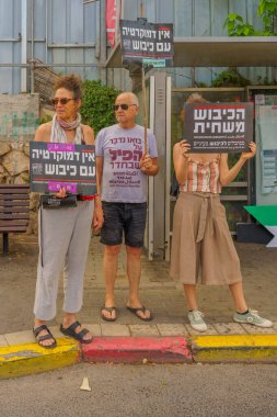 Hayfa, İsrail - 01 Temmuz 2023: İşgal karşıtı işaretleri olan bir grup insan. Hayfa, İsrail 'de 26 haftalık hükümet karşıtı protesto