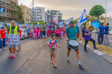 Hayfa, İsrail - 01 Temmuz 2023: İnsanlar bayraklar ve çeşitli işaretlerle yürüyor. Hayfa, İsrail 'de 26 haftalık hükümet karşıtı protesto