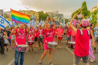 Hayfa, İsrail - 01 Temmuz 2023: İnsanlar bayraklar ve çeşitli işaretlerle yürüyor. Hayfa, İsrail 'de 26 haftalık hükümet karşıtı protesto