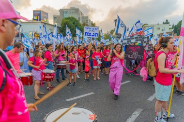 Hayfa, İsrail - 01 Temmuz 2023: Davullar, bayraklar ve çeşitli işaretlerle yürüyen insanlar. Hayfa, İsrail 'de 26 haftalık hükümet karşıtı protesto
