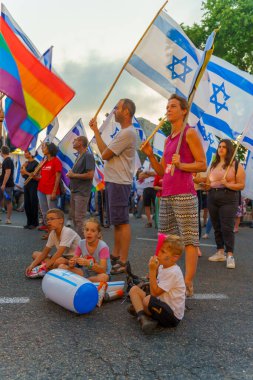 Hayfa, İsrail - 01 Temmuz 2023: İnsanlar bayraklar ve çeşitli işaretlerle yürüyor. Hayfa, İsrail 'de 26 haftalık hükümet karşıtı protesto