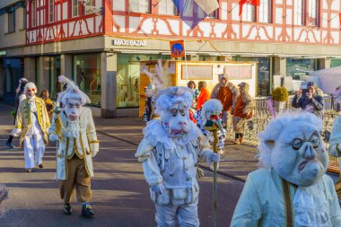 Lucerne, İsviçre - 20 Şubat 2023: Kostüm giymiş bir grup katılımcı ve Fasnacht Karnavalı 'nın bir parçası olan kalabalık, İsviçre' nin Lucerne kentinde yürüyüşe geçti.