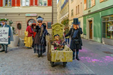 Lucerne, İsviçre - 20 Şubat 2023: Fasnacht Karnavalı 'nda (Luzern), İsviçre' nin başkenti Lucern 'de düzenlenen kostümlü sokak manzarası