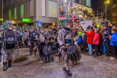 Lucerne, İsviçre - 21 Şubat 2023: Fasnacht Karnavalı 'nın son gecesinde İsviçre' nin Lucerne şehrinde kostümlü müzisyenler yürüyüşe geçti