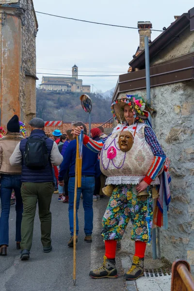 Schignano Italia Febrero 2023 Participantes Trajes Máscaras Tradicionales Espectadores Parte — Foto de Stock