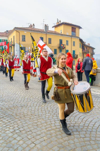Ivrea Itália Fevereiro 2023 Bando Músicos Marcham Tradição Que Faz — Fotografia de Stock