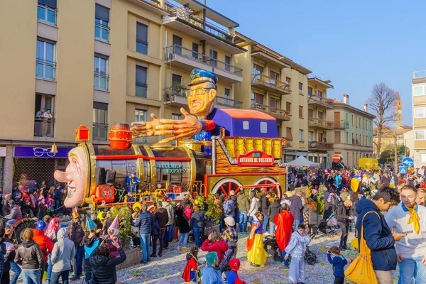 Cantu Italia Febbraio 2023 Sfilata Carnevale Con Carro Allegorico Ritorno — Foto Stock