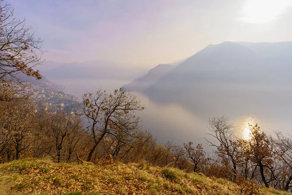 コモ湖と村Moltrasioの景色は 霧の多い冬の日に ロンバルディア州 北イタリア — ストック写真