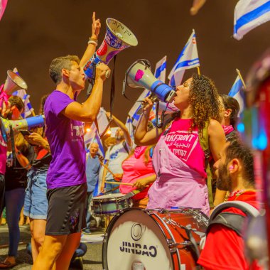 Hayfa, İsrail - Temmuz 05, 2023: Hükümetin yakın tarihli yasama eylemlerine tepki olarak davul, bayrak ve çeşitli işaretlerle protesto eden insanlar. Hayfa, İsrail