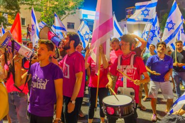 Hayfa, İsrail - Temmuz 05, 2023: Hükümetin yakın tarihli yasama eylemlerine tepki olarak davul, bayrak ve çeşitli işaretlerle protesto eden insanlar. Hayfa, İsrail