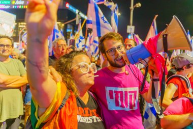 Hayfa, İsrail - 05 Temmuz 2023: Hükümetin son dönemdeki yasama eylemlerine tepki olarak bayraklar ve çeşitli işaretlerle protesto eden insanlar. Hayfa, İsrail