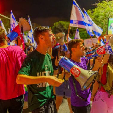 Hayfa, İsrail - Temmuz 05, 2023: Hükümetin yakın tarihli yasama eylemlerine tepki olarak davul, bayrak ve çeşitli işaretlerle protesto eden insanlar. Hayfa, İsrail