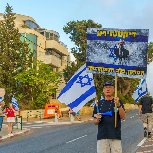 Haïfa Israël Juillet 2023 Des Gens Marchent Avec Des Drapeaux — Photo