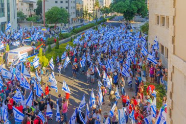 Hayfa, İsrail - 11 Temmuz 2023: İnsanlar bayraklar ve çeşitli işaretlerle protesto ediyorlar. Hayfa, İsrail 'de tartışmalı yargı revizyonuna karşı bozulma günü