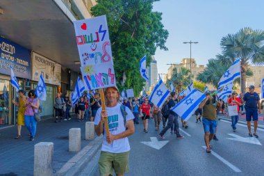 Hayfa, İsrail - 11 Temmuz 2023: İnsanlar bayraklar ve çeşitli işaretlerle protesto ediyorlar. Hayfa, İsrail 'de tartışmalı yargı revizyonuna karşı bozulma günü