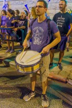 Hayfa, İsrail - 11 Temmuz 2023: İnsanlar bayraklar ve çeşitli işaretlerle protesto ediyorlar. Hayfa, İsrail 'de tartışmalı yargı revizyonuna karşı bozulma günü