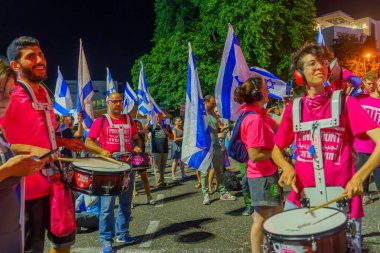 Hayfa, İsrail - 11 Temmuz 2023: İnsanlar bayraklar ve çeşitli işaretlerle protesto ediyorlar. Hayfa, İsrail 'de tartışmalı yargı revizyonuna karşı bozulma günü
