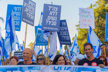 Hayfa, İsrail - 15 Temmuz 2023: İnsanlar bayraklar ve çeşitli işaretlerle yürüyor. 28 haftalık tartışmalı adli elden geçirme protestosunun bir parçası. Hayfa, İsrail