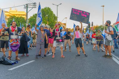 Hayfa, İsrail - 15 Temmuz 2023: Genç protestocular topluluğu. 28 haftalık tartışmalı adli elden geçirme protestosunun bir parçası. Hayfa, İsrail