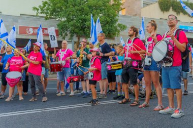 Hayfa, İsrail - 15 Temmuz 2023: Genç protestocular topluluğu. 28 haftalık tartışmalı adli elden geçirme protestosunun bir parçası. Hayfa, İsrail