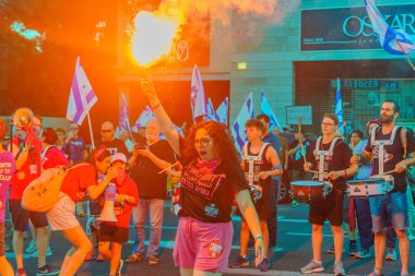 Hayfa, İsrail - 15 Temmuz 2023: Genç protestocular topluluğu. 28 haftalık tartışmalı adli elden geçirme protestosunun bir parçası. Hayfa, İsrail