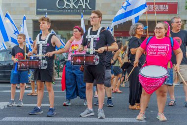 Hayfa, İsrail - 15 Temmuz 2023: Genç protestocular topluluğu. 28 haftalık tartışmalı adli elden geçirme protestosunun bir parçası. Hayfa, İsrail