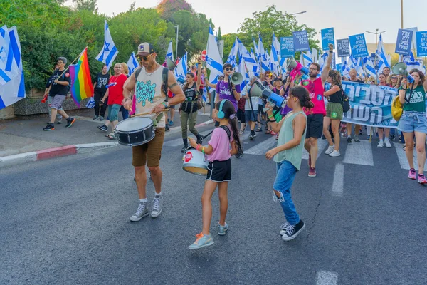 Hayfa, İsrail - 15 Temmuz 2023: İnsanlar bayraklar ve çeşitli işaretlerle yürüyor. 28 haftalık tartışmalı adli elden geçirme protestosunun bir parçası. Hayfa, İsrail